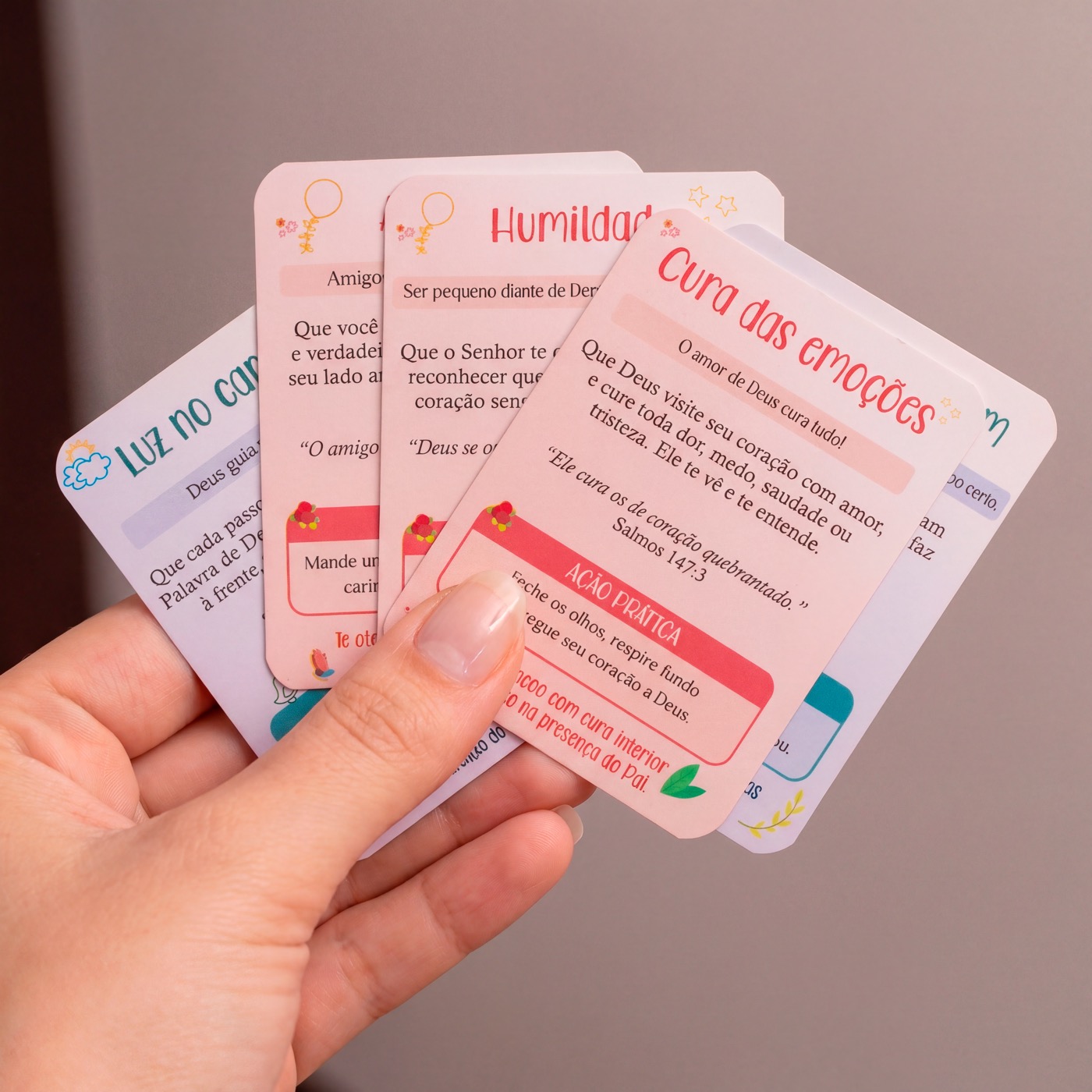 Cards da Caixinha do Céu nas mãos